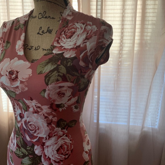 Dresses & Skirts - NWOT Pink floral body on dress in Size Small